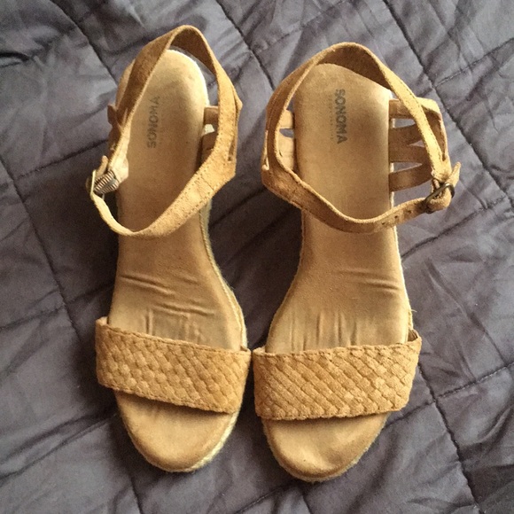 Sandal wedges wore them maybe 5 times to events! - Picture 1 of 3